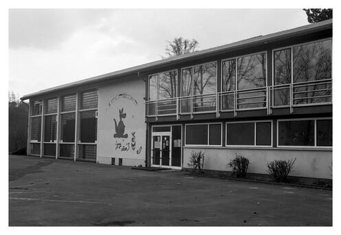 Schulhof und Lehrerzimmer (rechts oben)